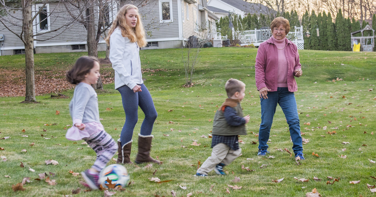 20151124  Patricia Laporte playing with kids 9127 1200x630