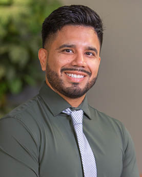 portrait of internal medicine resident dr. steve cochancela guzman